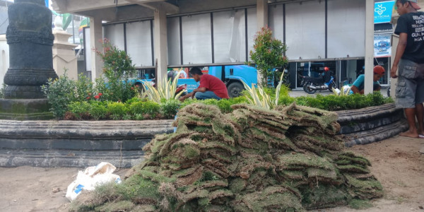 Seksi Pembinaan Lingkungan:  Tamanisasi di Lingkungan Kantor Desa Condongcatur